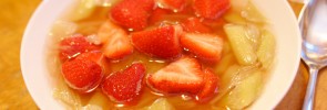 Rabarbrasuppe med jordbær